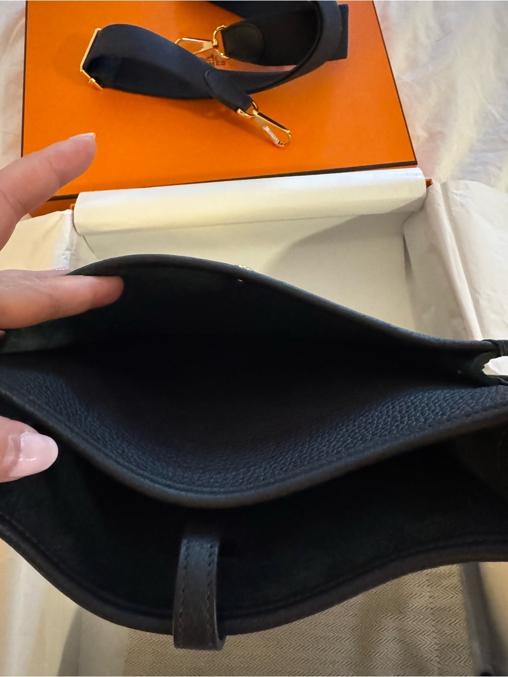 23 Hermes (Caban) Evelyne 23 in Clemence leather Shoulder Bag with Gold Hardware - Picture 9 of 13